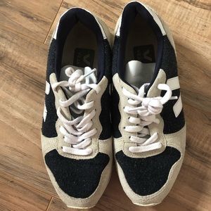 Size 7 Women’s Vejas